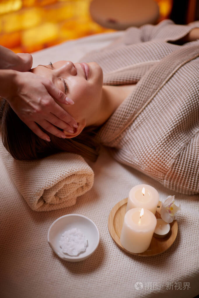 年轻女性在spa沙龙享受面部按摩