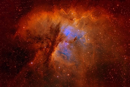 一个美丽的遥远星系，亮橙色，有星星。这张图片的元素是由美国宇航局提供的。