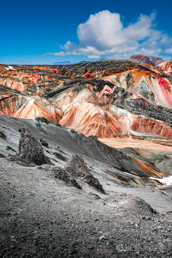 彩色彩虹状流纹岩火山山脉