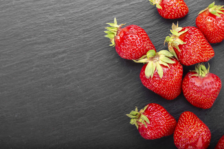 黑色背景的成熟草莓