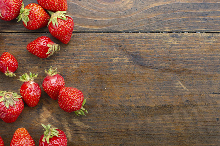 木质背景上的新鲜草莓