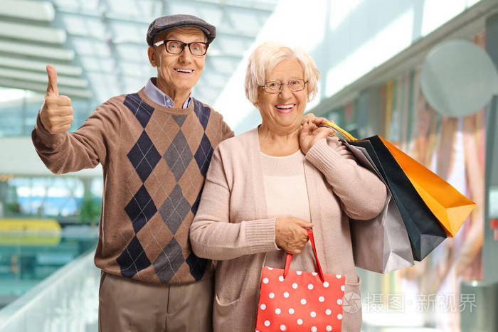 快乐的老年人在购物中心购物