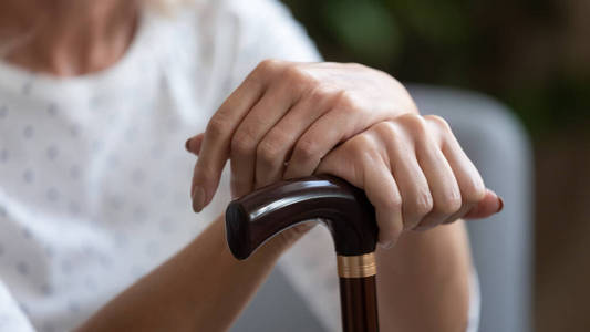 特写概念图片老妇人手持手杖照片