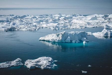 格陵兰岛伊卢利萨特北极自然景观中的冰山和冰。Ilulissat冰峡湾冰山的空中无人机照片。受气候变化和全球变暖的影响。