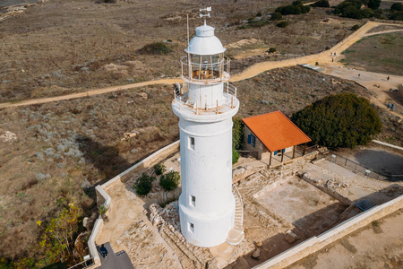塞浦路斯帕福斯地中海沿岸的老灯塔，无人机鸟瞰。帕福斯海岸线著名的地方