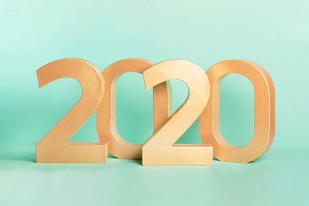 黄金新年2020数字孤立在霓虹灯薄荷背景。