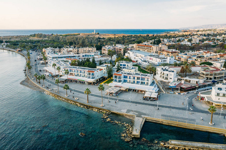 从水上鸟瞰帕福斯堤岸。著名的塞浦路斯地中海度假村