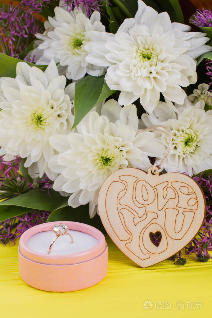 木心金戒指和鲜花