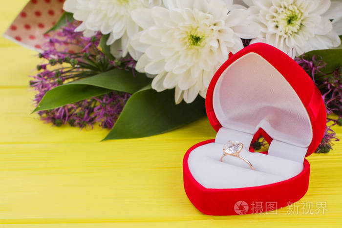 心形盒子，有戒指和鲜花。