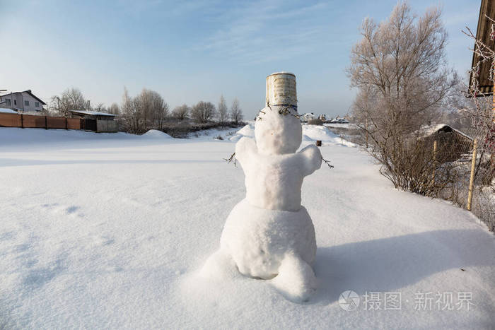 雪地上顶着水桶的大雪人