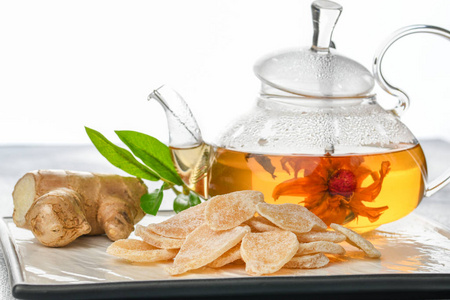 一盘绿茶,姜根和姜丝.照片