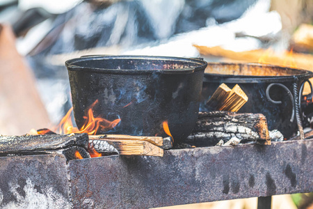 游客在篝火上烧着食物，在蜂房里做饭