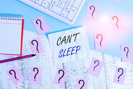 手写文字无法睡眠。这个概念意味着在晚上很难入睡或醒来，在木桌上书写工具电脑资料和数学课本。
