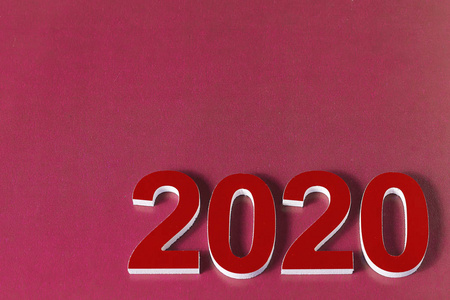 红色背景上的红色数字2020，空白代表给设计师的明信片。复制空间