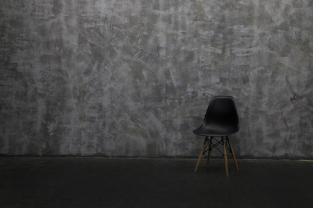 灰色墙壁上的现代躺椅。