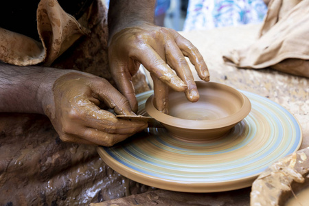 陶艺大师制作一个陶罐或陶罐特写。吉门内斯德贾穆兹