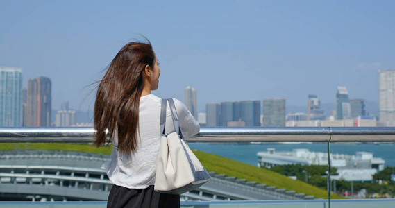 女人看香港的城市风光