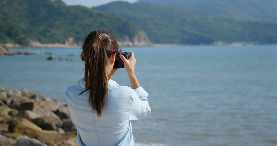 女人在海上拍照