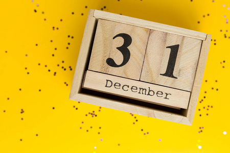 日历上的新年日期.12月31日.黄色背景,五彩缤纷的五彩纸屑.