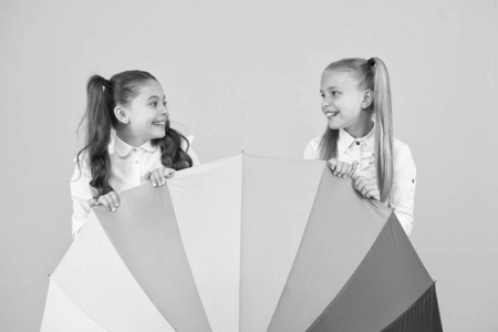 满足家庭需要的水雨停了.小女生在鲜艳的雨伞后微笑.