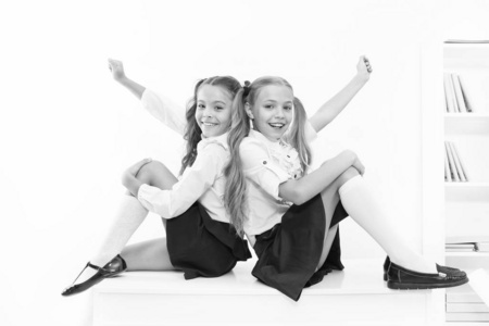 小女生,同学,友好的孩子.女同学们坐在桌子上.最好的朋友放松一下.