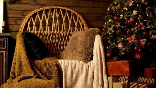 圣诞客厅内部配有扶手椅和圣诞树