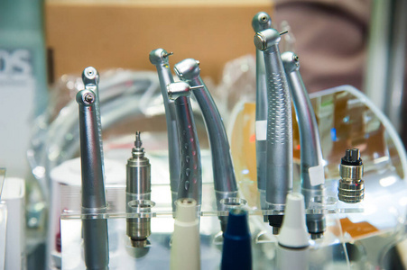 牙科诊所的专业牙医工具