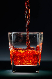 把威士忌或苏格兰威士忌倒进玻璃杯里。