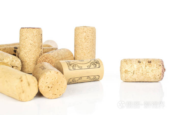 白葡萄酒上孤立的普通软木塞