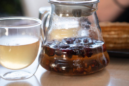 水果茶在透明茶壶和杯子里。