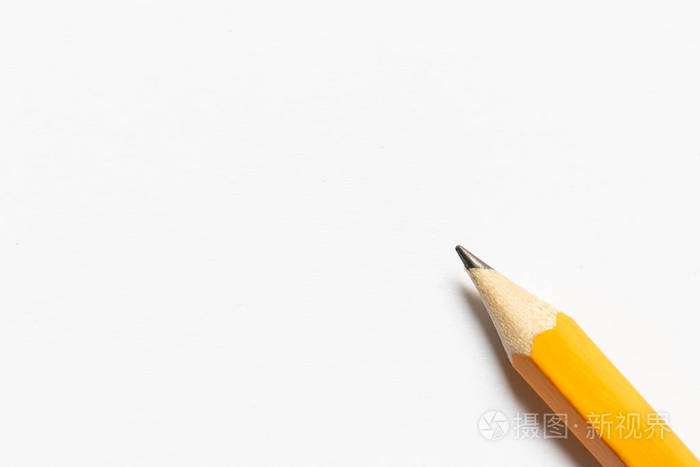 放在白色空白纸背景上的木制铅笔