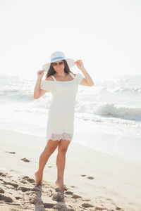 海滩 女人 旅行 站立 夏季 黑发 阳光 帽子 海岸 夏天