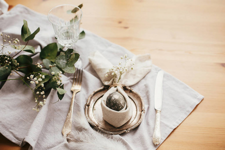 复活节餐桌装饰品。现代天然染色灰蛋餐巾纸