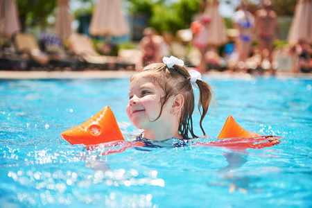 白种人 睡过头 微笑 蹒跚学步的孩子 闲暇 夏季 乐趣 游泳