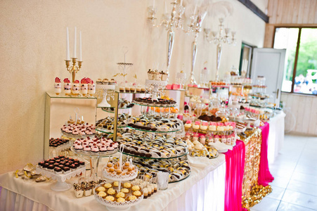 婚宴上摆满美味糖果的甜点桌。