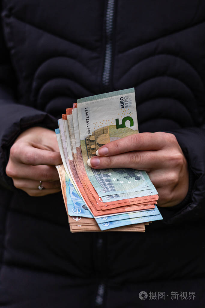 女人数钱,数欧元特写