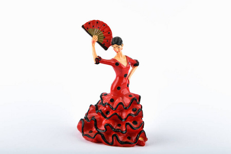 穿着红裙子的巴西女孩在跳舞。巴西女孩与穿着红色裙子的扇子跳舞的雕像。白色背景。