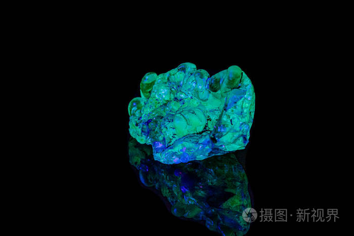 黑色背上紫外光照射下的大型矿物石蛋白石