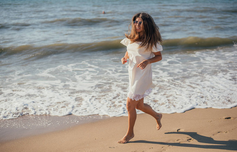 海滩 美女 旅行 自然 假期 漂亮的 沿海 白种人 黑发