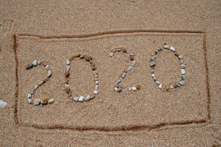 2020年由彩色的海石铺在沙滩上