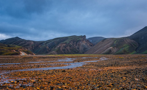 2019年9月冰岛。大峡谷公园，被流纹岩和未融化的雪包围。在山谷里建了一个大营地。2019年9月晚