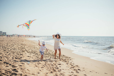 母亲 白种人 海岸 跑步 为人父母 假期 海滩 阳光 早产