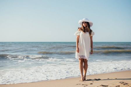 白种人 女人 女孩 连衣裙 沿海 阳光 海洋 太阳镜 夏天