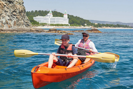 泻湖 夏季 假期 男人 海洋 划船 皮划艇运动员 旅游业