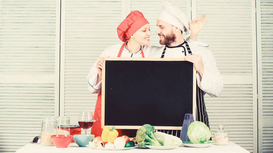 学习经典的菜肴制作技巧。在烹饪学校，一对男女在黑板上打手势。厨师和厨师助手，教授烹饪课程。硕士班的主厨和预备厨师，复制空间