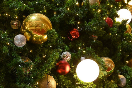 圣诞树上的豪华光球装饰图片