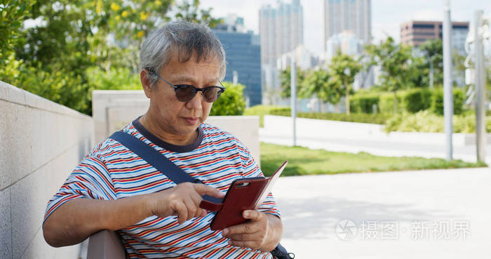 亚洲老人在城市使用智能手机