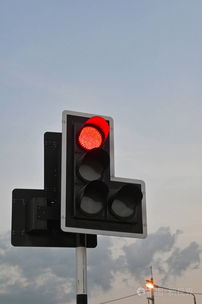 天空背景红色交通灯