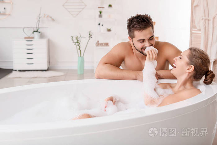年轻漂亮的女人和丈夫一起洗澡
