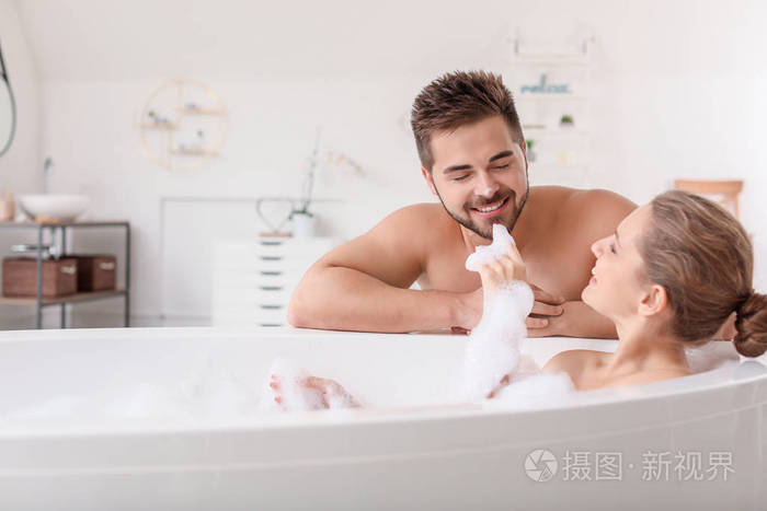 年轻漂亮的女人和丈夫一起洗澡